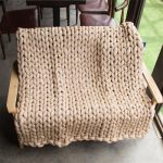 Coperta beige per il divano realizzata con le tue mani