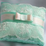 Cuscino ad anello turchese con pizzo bianco
