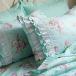 Il tessuto turchese con delicate rose è un'ottima opzione per una camera da letto in stile provenzale