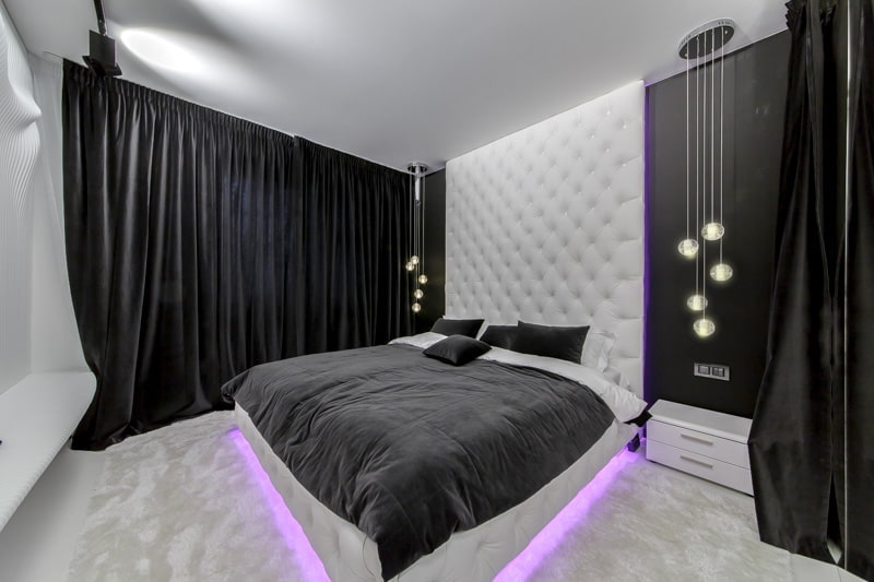 Tenda nera all'interno della camera da letto