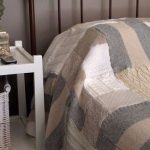 Grande copriletto per il letto con le tue mani e materiali improvvisati