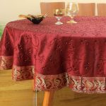 Tovaglia bordeaux e oro con ricami