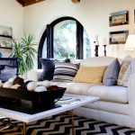 Cuscini neri, bianchi e blu all'interno