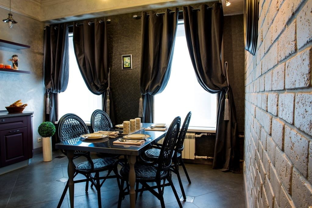 Interno cucina-sala da pranzo con due finestre