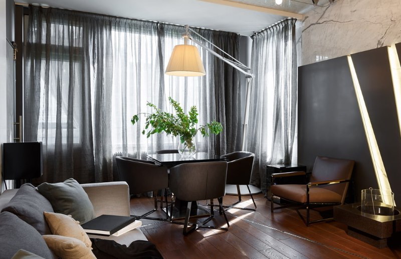 Tulle nero sulle grandi finestre dell'ingresso