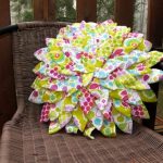 Fiore con molti petali come cuscino decorativo