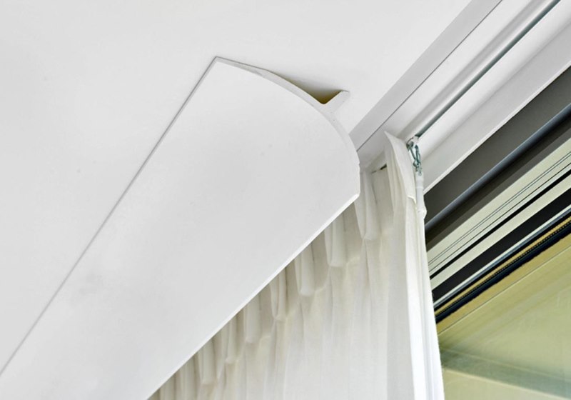 Mascheratura di una cornice del soffitto con un battiscopa