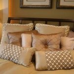 Cuscini decorativi per il letto realizzati in tre tipi di materiali in diverse combinazioni