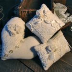 Cuscini decorativi di diverse forme fatti a mano