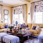Cuscini decorativi all'interno di un soggiorno francese