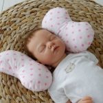 Cuscino per neonati con stelle rosa