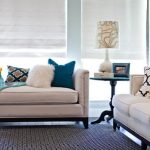 Diversi tipi di cuscini per divano beige