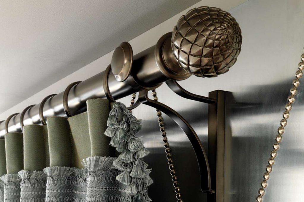 Tenda con frange su cornice rotonda con elementi decorativi