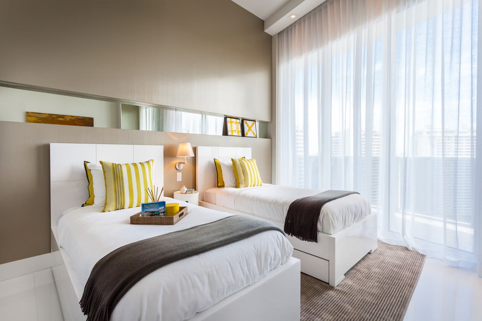 Decorare una piccola finestra della camera da letto con il tulle