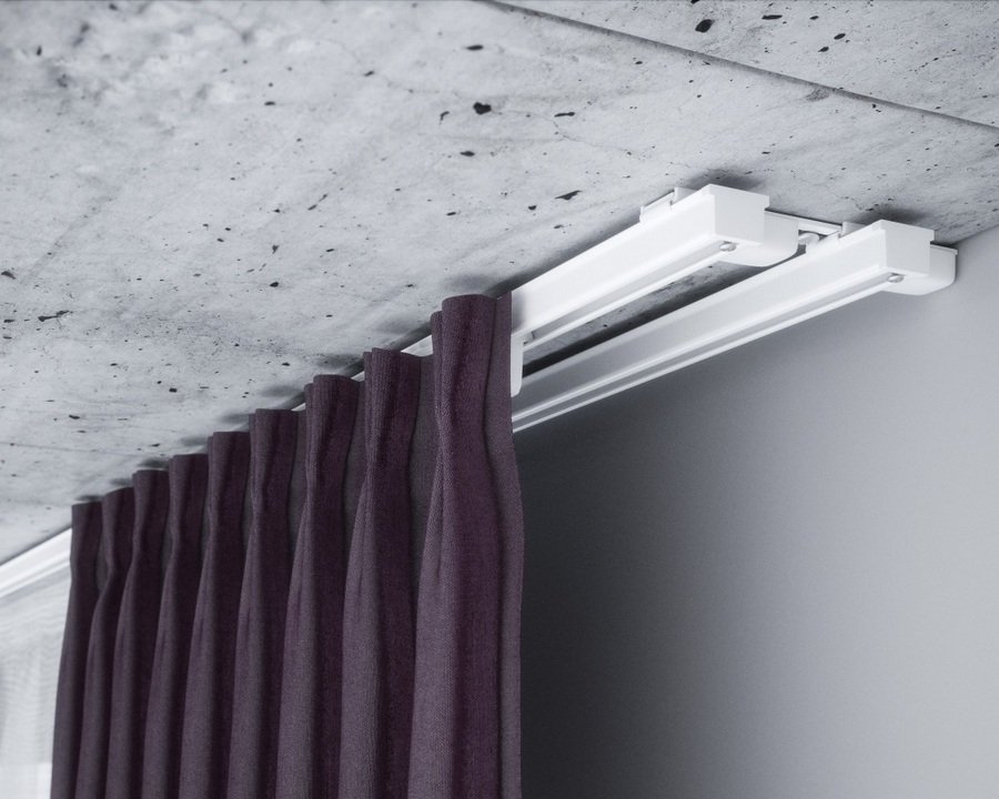 Cornice bianca a doppia fila su soffitto in cemento