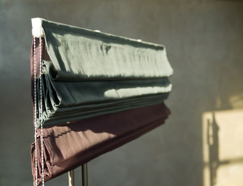 Foto di una cornice per tenda romana doppia