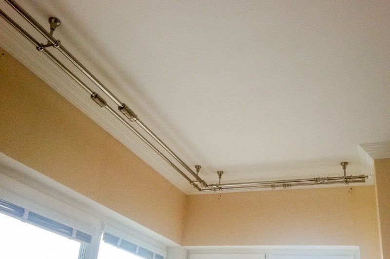 Cornice rotonda a doppia fila sulla finestra angolare del soggiorno