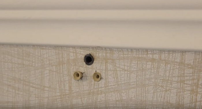 Tasselli in plastica nel muro per il fissaggio di una cornice rotonda