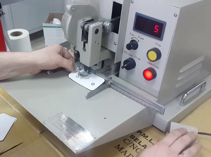 Installazione di occhielli su una pressa elettrica