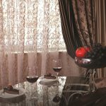 Bicchieri di vino su un tavolo lucidato