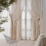 Sedia di filo metallico in camera da letto