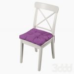 Cuscino viola su sedia bianca