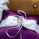 Cuscino ad anello viola e bianco
