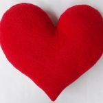 Cuscino a forma di cuore in pile rosso
