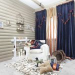 Tende blu in una stanza di una casa di legno