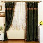 Tulle bianco abbinato a tende verdi