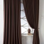 Tende marroni realizzate in materiale spesso
