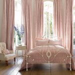 Letto in ferro battuto in una camera da letto femminile