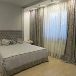 Tende grigie all'interno della camera da letto