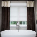 Tende di velluto all'interno del bagno