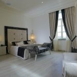 Interno della camera da letto con una finestra