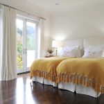 Superficie del pavimento in legno lucido nella camera da letto