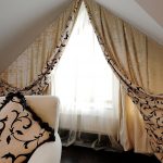 Tende di velluto alla finestra della soffitta