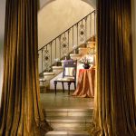 Decorare una porta con tende di velluto