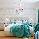 Tessuti turchesi in una camera da letto bianca