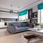Interno cucina-soggiorno con tende turchesi