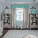 Lambrequin turchese su tende beige