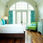 Interno della camera da letto con finestra ad arco