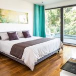 Camera da letto luminosa con finestra panoramica