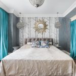 interno della camera da letto con pareti grigie