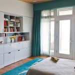 Progettazione della camera da letto con una grande finestra