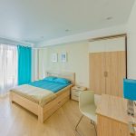 Ampia cameretta per bambini in stile moderno