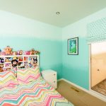 Tessuti a righe sul letto di un bambino