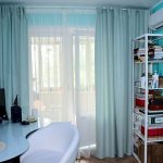 Tende turchesi alla finestra del balcone