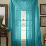 Decorare una finestra con una tenda leggera e traslucida