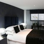 Design per camera da letto stretta in toni scuri